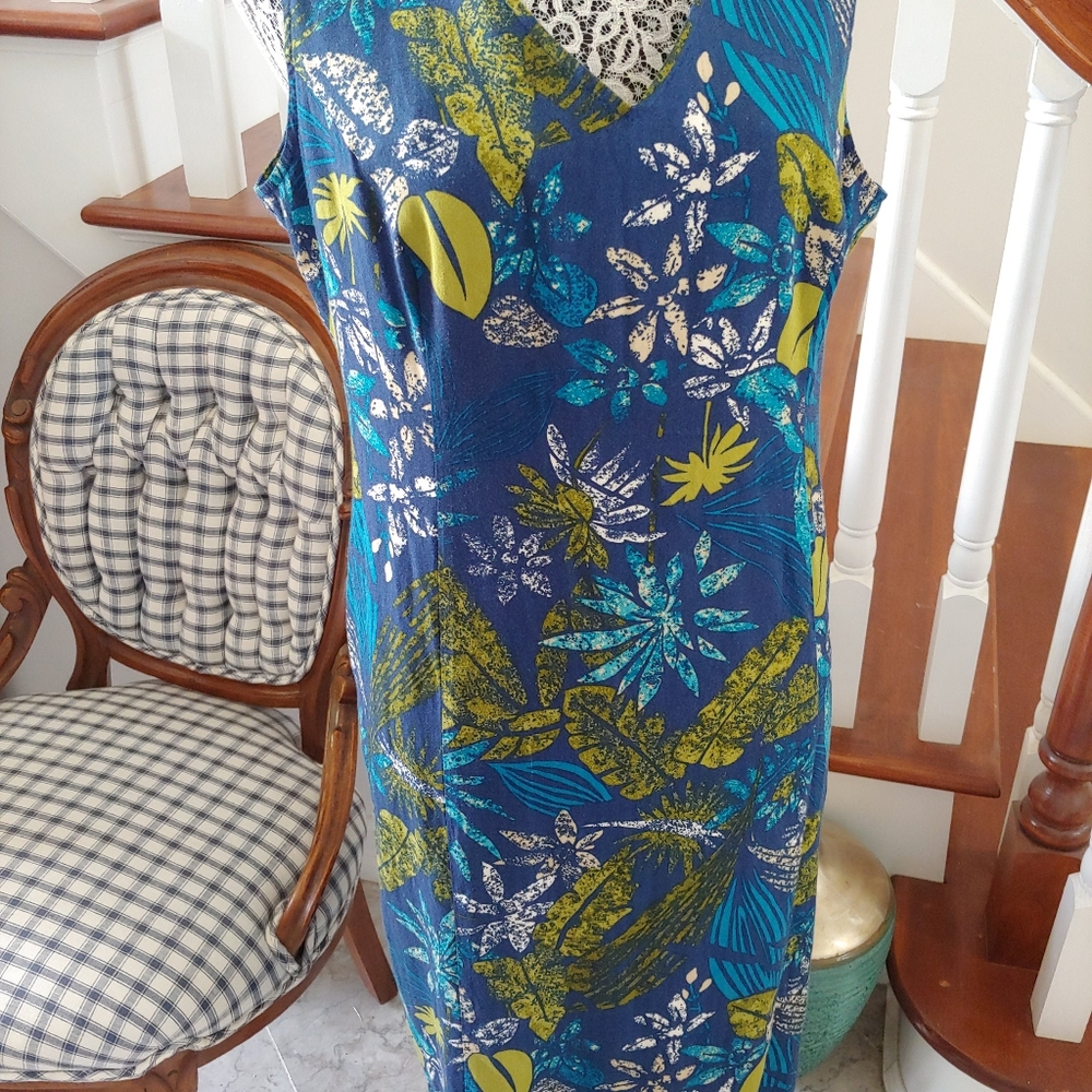 Bahama Beach Dress Size 12. 100% rayonSheath dress with hidden back zipperBeac